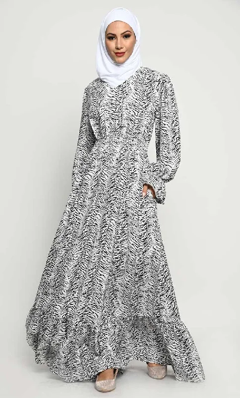 Comfortable Tops Basic Crepe Fabric Abaya with V-Neck and Pleated Bottom Panel